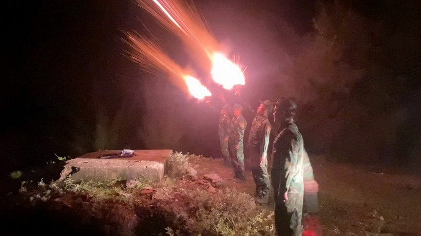 Cán bộ, chiến sỹ Đồn Biên phòng cửa khẩu cảng Kỳ Hà bắn pháo thông báo về bão số 6 cho các phương tiện còn trên biển khẩn trương vào bờ. (Ảnh: Đoàn Hữu Trung/ TTXVN)