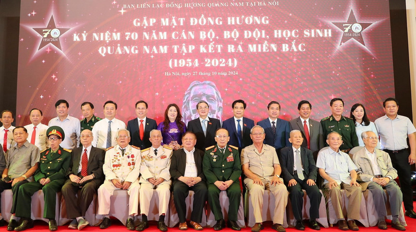 Phó Chủ tịch Quốc hội Nguyễn Đức Hải và các đại biểu là cán bộ, bộ đội, cựu chiến binh tại buổi gặp mặt. (Ảnh: Trọng Đức/TTXVN)