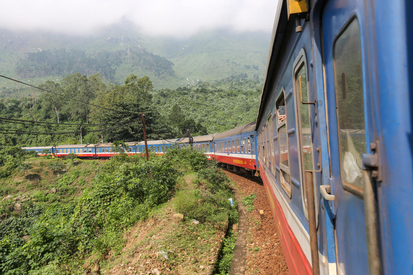 Ngành đường sắt đã bị sụt giảm nghiêm trọng về sản lượng khách và hàng hóa do ảnh hưởng dịch viên đường hô hấp cấp. (Ảnh: Minh Sơn/Vietnam+)