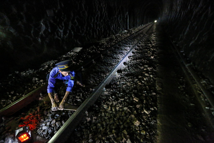 Tổng công ty Đường sắt Việt Nam đang gặp nhiều khó khăn khi không được giao dự toán ngân sách cho bảo trì kết cấu hạ tầng đường sắt. (Ảnh: Minh Sơn/Vietnam+)