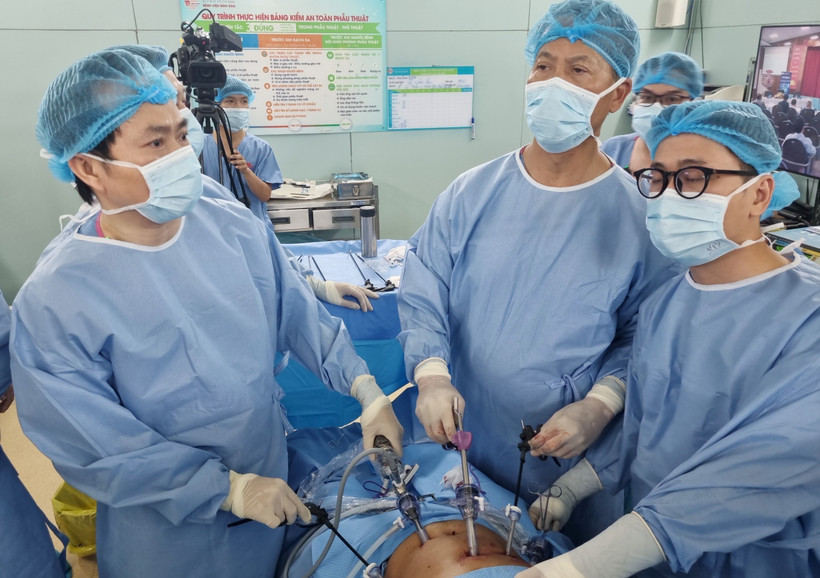 Các bác sỹ nước ngoài và bác sỹ Bệnh viện Bình Dân phối hợp phẫu thuật bằng phương pháp tạo hình van chống trào ngược dạ dày thực quản theo kỹ thuật Omega 300 AP. (Ảnh: TTXVN phát)