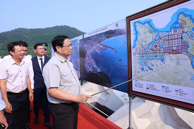 Thủ tướng Phạm Minh Chính xem quy hoạch cảng Chân Mây Lăng Cô. (Ảnh: Dương Giang/TTXVN)
