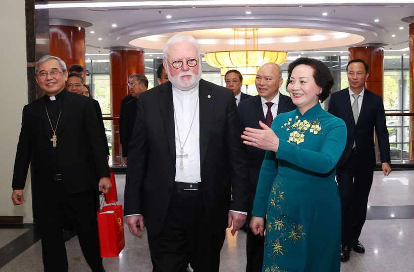 Bộ trưởng Nội vụ Phạm Thị Thanh Trà tiếp Tổng Giám mục Paul Richard Gallagher, Bộ trưởng Ngoại giao Tòa thánh Vatican. (Ảnh: Văn Điệp/TTXVN)