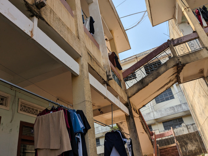 Sau 30 năm sử dụng, Khu nội trú của Trường Phổ thông Dân tộc Nội trú tỉnh Gia Lai đã xuống cấp trầm trọng. (Ảnh: Hoài Nam/TTXVN)