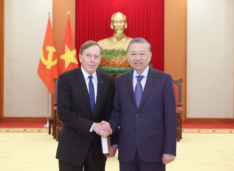 Tổng Bí thư Tô Lâm tiếp Đại tướng David Petraeus, đồng sở hữu Quỹ kiêm Chủ tịch Viện Toàn cầu Quỹ đầu tư Kohlberg Kravis Roberts (KKR) của Hoa Kỳ. (Ảnh: Thống Nhất/TTXVN)