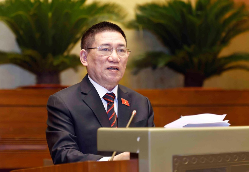 Phó Thủ tướng Chính phủ, Bộ trưởng Bộ Tài chính Hồ Đức Phớc trình bày Tờ trình về dự án Luật sửa đổi, bổ sung một số điều của Luật Chứng khoán, Luật Kế toán, Luật Kiểm toán độc lập, Luật Ngân sách nhà nước, Luật Quản lý, sử dụng tài sản công, Luật Quản lý thuế và Luật Dự trữ quốc gia. (Ảnh: Doãn Tấn/TTXVN)