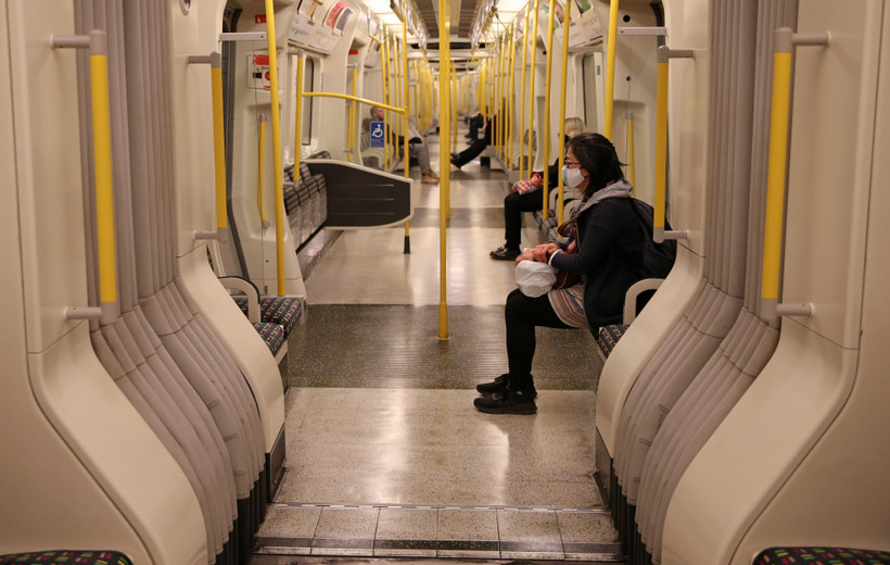 Hành khách di chuyển bằng tàu điện ngầm của hãng Tfl ở London, Anh ngày 14/5. (Ảnh: AFP/TTXVN)