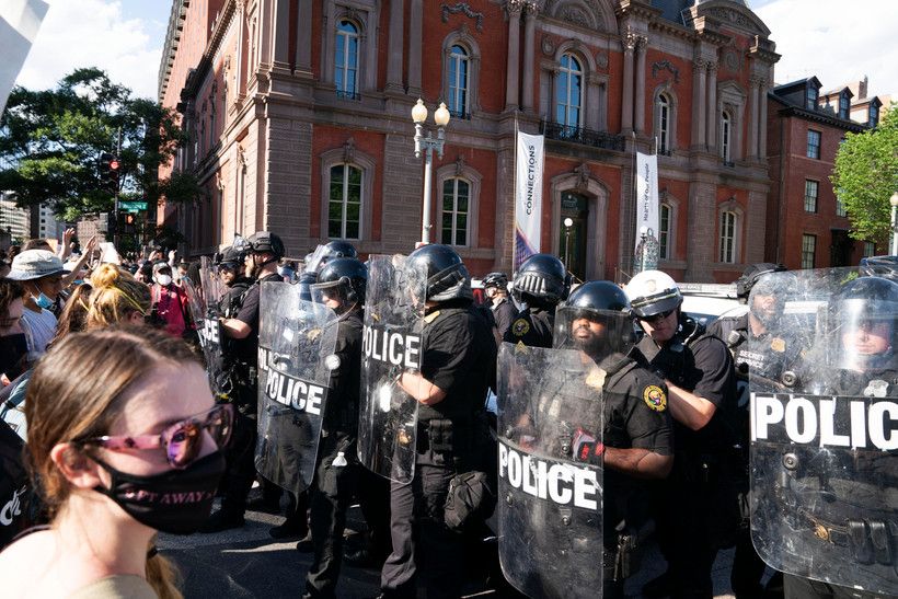 Cảnh sát được triển khai nhằm ngăn người biểu tình phản đối nạn phân biệt chủng tộc, tại Washington D.C., Mỹ. (Ảnh: THX/TTXVN)