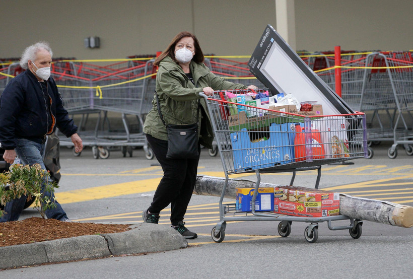 Người dân đeo khẩu trang nhằm ngăn chặn sự lây lan của dịch COVID-19 tại Vancouver, Canada ngày 4/5. (Ảnh: THX/TTXVN)