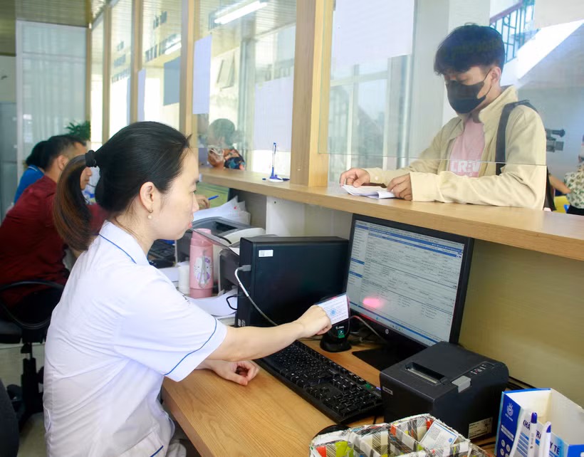 Khám chữa bệnh bảo hiểm y tế bằng căn cước công dân gắn chip tại Trung tâm Y tế huyện Gia Viễn, tỉnh Ninh Bình. (Ảnh: Thùy Dung/TTXVN)