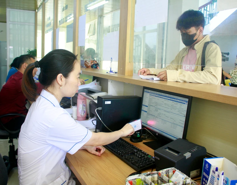 Khám chữa bệnh bảo hiểm y tế bằng căn cước công dân gắn chip tại Trung tâm Y tế huyện Gia Viễn, tỉnh Ninh Bình. (Ảnh: Thùy Dung/TTXVN)