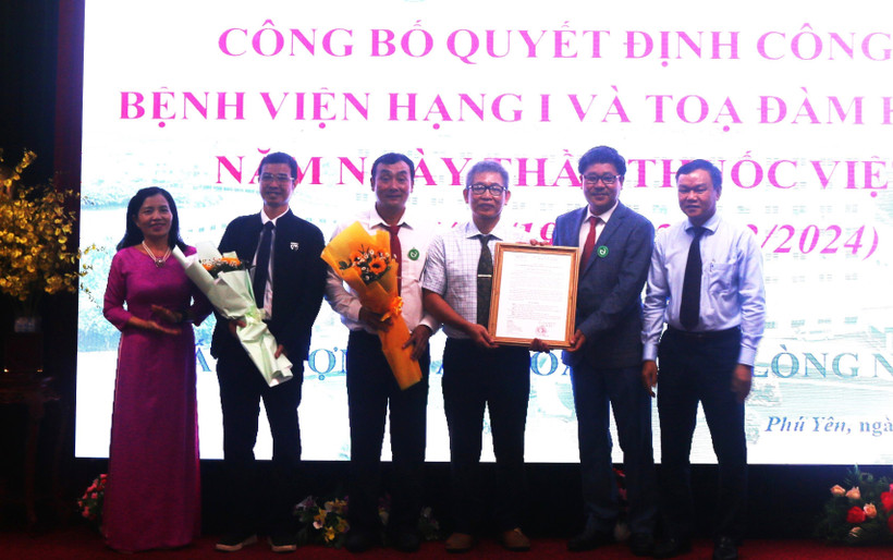 Lãnh đạo tỉnh Phú Yên trao Quyết định công nhận xếp hạng I cho Bệnh viện Đa khoa tỉnh. (Ảnh: Tường Quân/TTXVN)