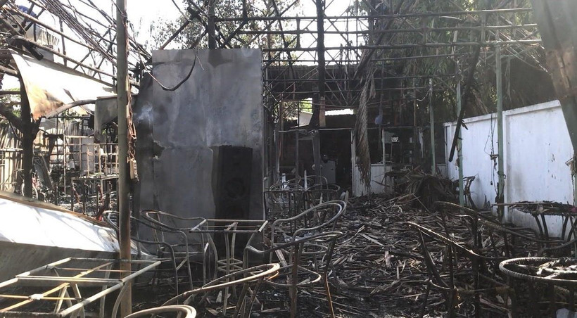 Vụ cháy khiến cho toàn bộ đồ đạc trong quán bị thiêu rụi. (Ảnh: Nguyễn Văn Việt/TTXVN)
