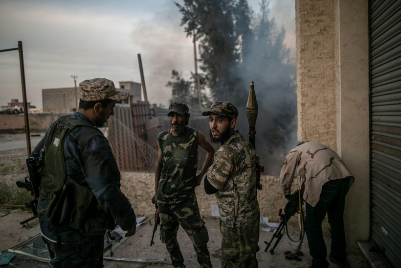 Các tay súng GNA giao tranh với quân đội miền Đông (LNA) của Tướng Khalifa Haftar tại Tripoli, Libya, ngày 18/4. (Ảnh: THX/TTXVN)