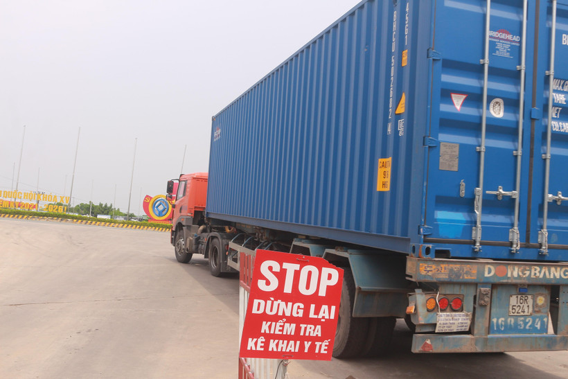 Các phương tiện vào địa bàn Quảng Ninh phải dừng để kiểm tra và khai báo y tế nhằm đảm bảo các yêu cầu phòng, chống dịch. (Ảnh: Thanh Vân/TTXVN)