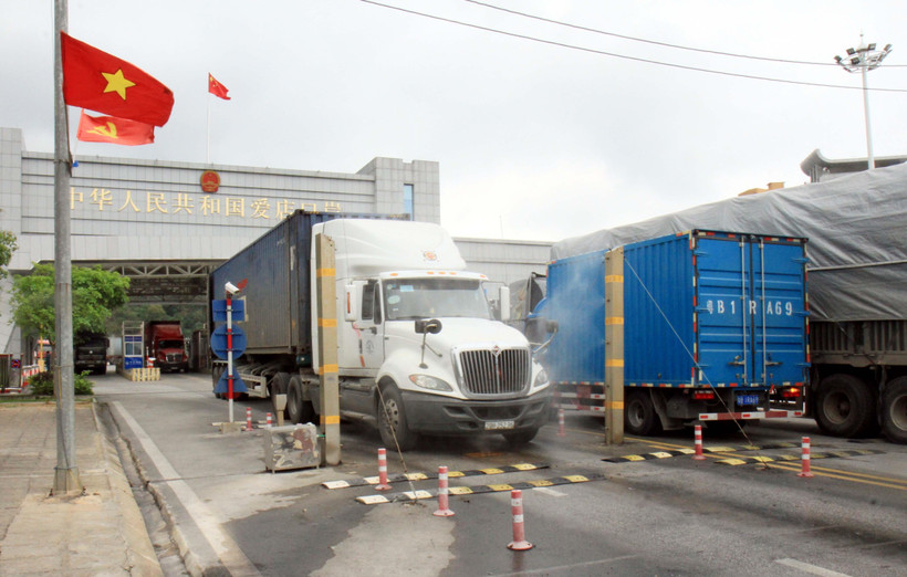 Phun khử khuẩn tự động cho các phương tiện vận tải hàng hóa khi trở về Việt Nam tại cửa khẩu Chi Ma, Lạng Sơn. (Ảnh: Thái Thuần/TTXVN)