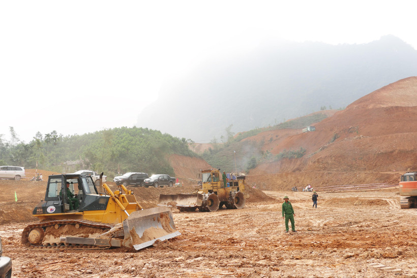 Các nhà thầu thi công hồ vượt lũ Cánh Tạng, tỉnh Hòa Bình. (Ảnh: Vũ Hà/TTXVN)