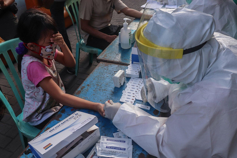 Nhân viên y tế lấymẫu máu xét nghiệm nhanh COVID-19 cho trẻ em tại Surabaya, Đông Java, Indonesia ngày 13/5/2020. (Ảnh: THX/TTXVN)