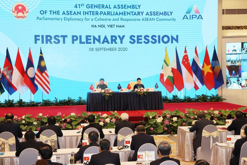 Chủ tịch Quốc hội Nguyễn Thị Kim Ngân, Chủ tịch AIPA 41 và Phó Chủ tịch Thường trực Quốc hội Tòng Thị Phóng, Trưởng đoàn Đại biểu Quốc hội Việt Nam tại AIPA điều hành Phiên toàn thể thứ nhất Đại hội đồng AIPA 41. (Ảnh: TTXVN)