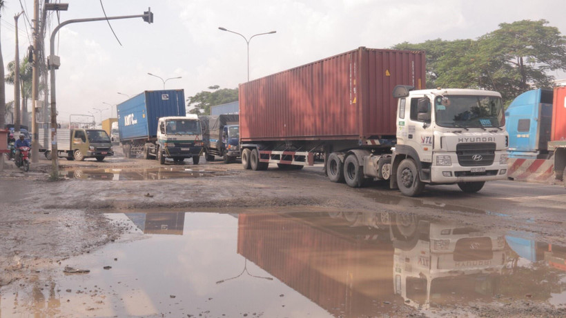 “Ổ voi” trên đường DT743, Thuận An, Bình Dương. (Ảnh: Huyền Trang/TTXVN)