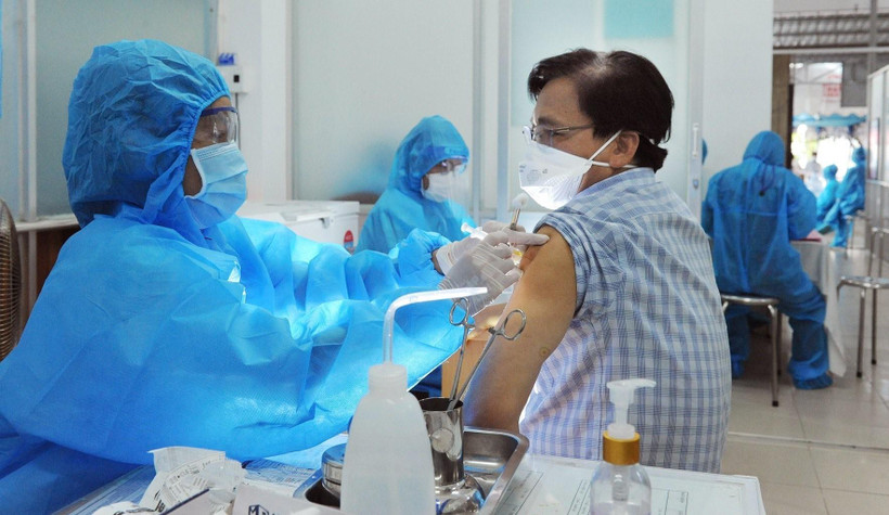 Long An triển khai tiêm 200.000 liều vaccine phòng COVID-19 cho người lao động. (Ảnh: Đức Hạnh/TTXVN)