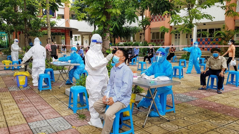 Lấy mẫu xét nghiệm cho người dân trên địa bàn phường Phạm Đình Hổ (quận Hai Bà Trưng, Hà Nội) sáng 1/8 tại trường Tiểu học Ngô Thì Nhậm. (Ảnh: Nguyễn Cúc/TTXVN)