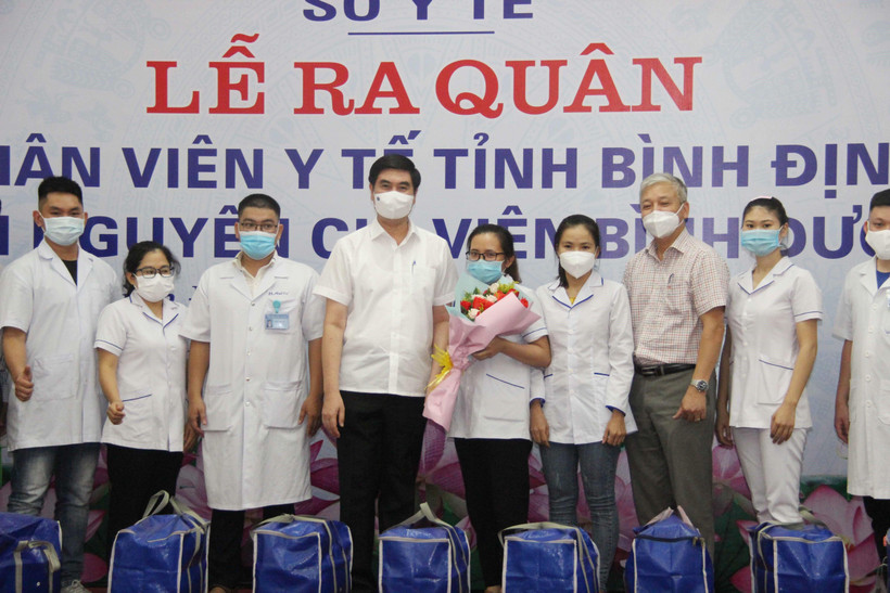 Lãnh đạo tỉnh Bình Định tiễn 2 đoàn công tác tỉnh Bình Định tham gia chống dịch tại Thành phố Hồ Chí Minh và Bình Dương. (Ảnh: TTXVN phát)