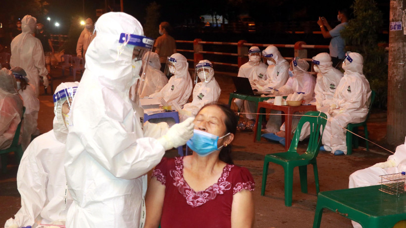 Lấy mẫu xét nghiệm cho người dân tại Hải Dương. (Ảnh: TTXVN phát)