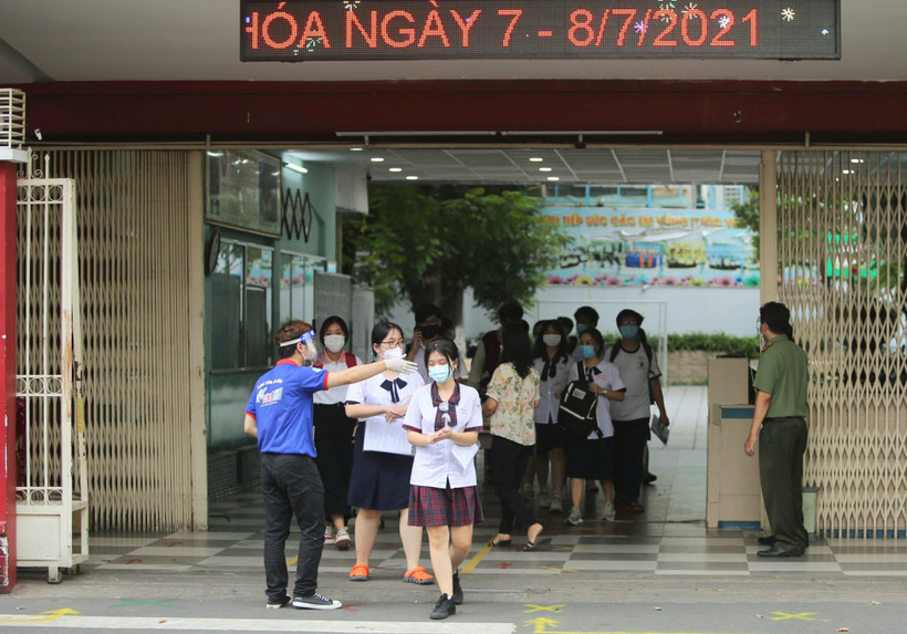 Thí sinh ra về sau khi hoàn thành bài thi Ngoại ngữ Kỳ thi tốt nghiệp THPT đợt 1 năm 2021 tại điểm thi trường trung học cơ sở Collete (quận 3). (Ảnh: Thành Chung/TTXVN)