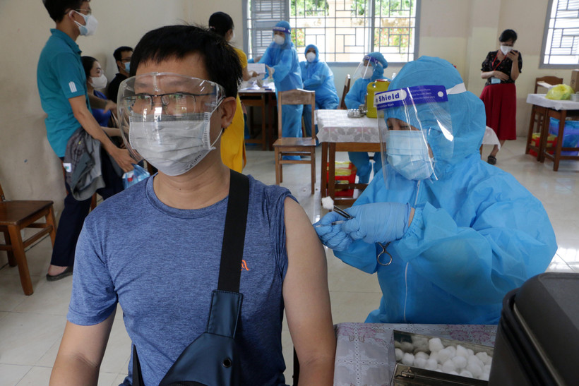 Thực hiện tiêm vaccine tại điểm trường Trung học phổ thông An Khánh (phường An Khánh, quận Ninh Kiều). (Ảnh: Trung Kiên/TTXVN)