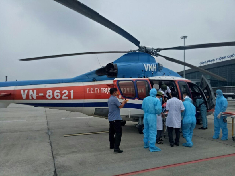 Binh đoàn 18 (Tổng công ty Trực thăng Việt Nam) kịp thời vận chuyển bệnh nhân về đất liền cấp cứu. (Ảnh: TTXVN phát)