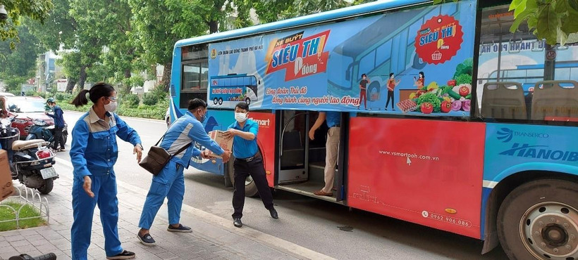 “Xe buýt siêu thị 0 đồng” vận chuyển quà hỗ trợ người lao động khó khăn, bị ảnh hưởng bởi dịch COVID-19 tại Hà Nội. (Ảnh: TTXVN phát)