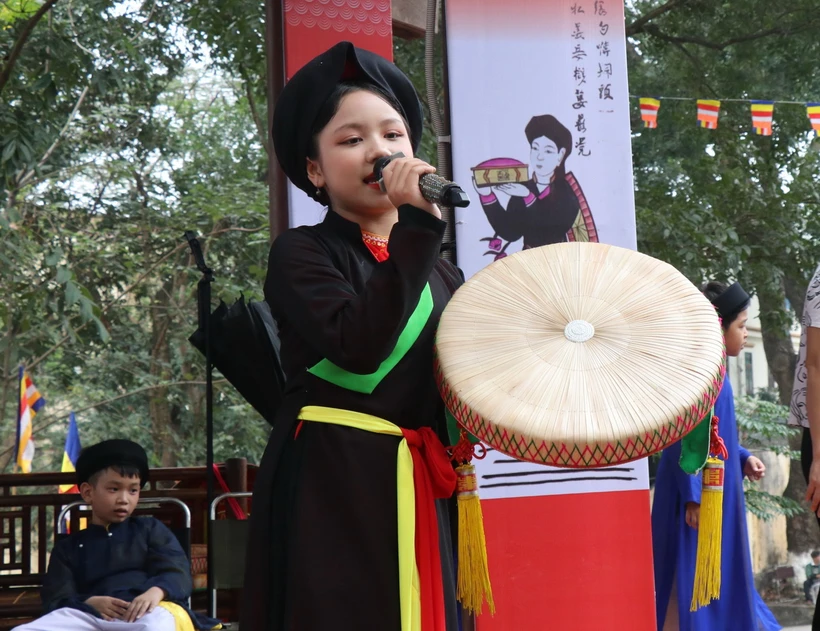 Liền chị "nhí" duyên dáng trong bộ áo tứ thân biểu diễn Dân ca Quan họ Bắc Ninh tại Hội Lim, huyện Tiên Du. (Ảnh: Thanh Thương/TTXVN)