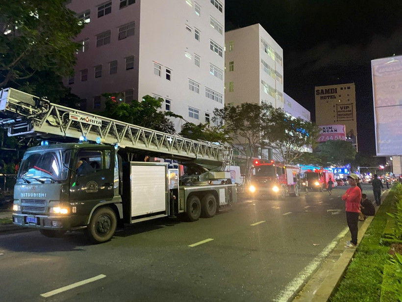 Lực lượng cảnh sát phòng cháy chữa cháy kịp thời đến hiện trường và nhanh chóng khống chế đám cháy. (Ảnh: Văn Dũng/TTXVN)