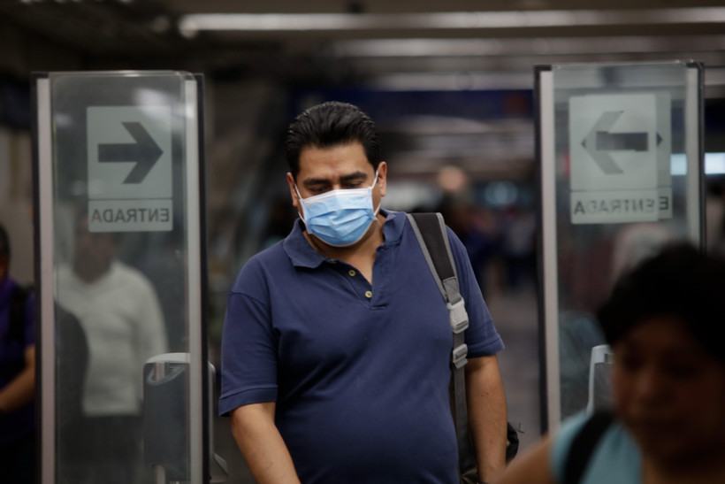 Hành khách đeo khẩu trang phòng dịch COVID-19 tại nhà ga tàu điện ngầm ở Mexico City, Mexico. (Ảnh: THX/TTXVN)