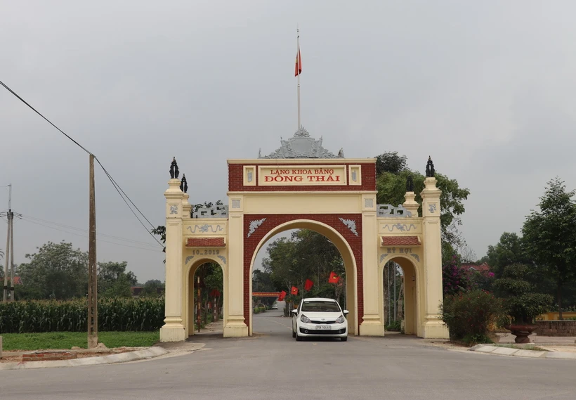 Đường vào làng khoa bảng Đông Thái (xã Tùng Ảnh, huyện Đức Thọ) rộng rãi, khang trang. (Ảnh: Hoàng Ngà/TTXVN)