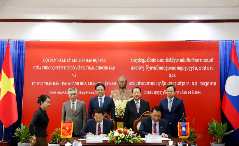 Ông Đinh Văn Thiệu, Phó Chủ tịch UBND tỉnh Khánh Hòa và ông Sililat Thongsin Thongphenh, Phó Đô trưởng Thủ đô Vientiane ký kết Bản ghi nhớ hợp tác giữa hai địa phương. (Ảnh: Phạm Kiên/TTXVN)