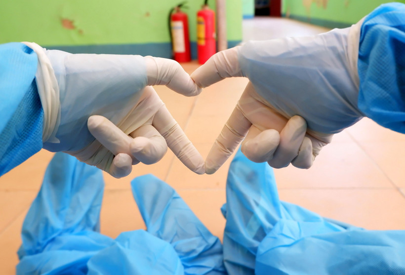 Sự lạc quan, yêu đời giúp các thanh niên tình nguyện không thấy mệt mỏi khi làm việc tại khu cách ly. (Ảnh: TTXVN phát)