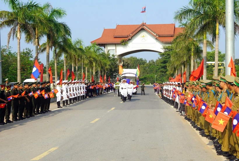 Một buổi lễ đón nhận hài cốt liệt sỹ hy sinh tại nước bạn Lào trở về Việt Nam. (Ảnh: TTXVN phát)