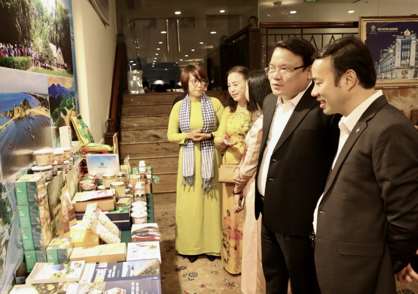 Đại biểu tham quan gian hàng các tỉnh phía Bắc trưng bày bên lề hội nghị. (Ảnh: Xuân Anh/TTXVN)
