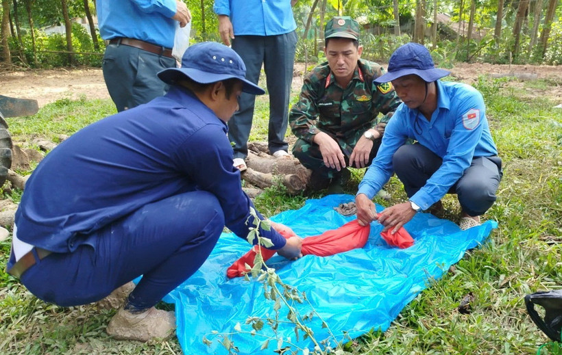 Đội K92 cất bốc, quy tập hài cốt liệt sỹ. (Ảnh: TTXVN phát)