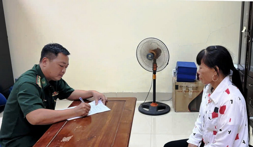 Đối tượng Luật tại cơ quan chức năng. (Nguồn: Đồn Biên phòng Cửa khẩu quốc tế Móng Cái)