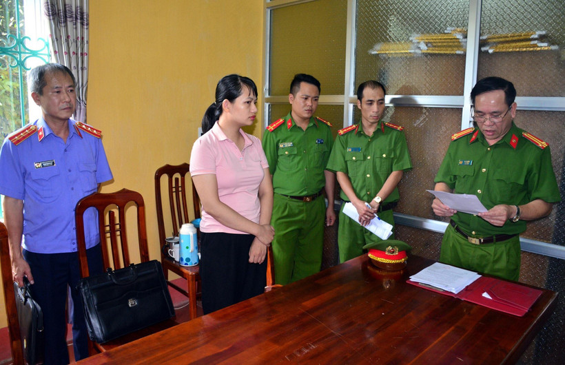 Đối tượng Nguyễn Thị Hà Phương bị khởi tố tội tham ô tài sản. (Ảnh: TTXVN phát)