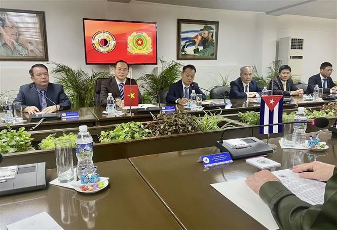 Đoàn đại biểu cấp cao Bộ Công an do Thiếu tướng Nguyễn Văn Long, Ủy viên Đảng ủy Công an Trung ương, Thứ trưởng Bộ Công an dẫn đầu, hội đàm với Ủy viên Bộ Chính trị, Bộ trưởng Nội vụ Cuba, Trung tướng Lázaro Alberto Álvarez Casas. Ảnh: Mai Phương/TTXVN)