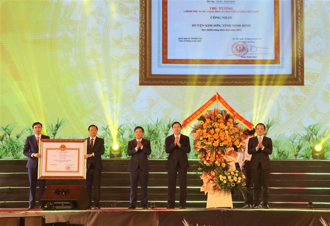 Phó Thủ tướng Trần Lưu Quang trao Bằng công nhận đạt chuẩn Nông thôn Mới năm 2022 cho huyện Kim Sơn. (Ảnh: Đức Phương/TTXVN)