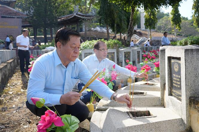 Trưởng Ban Tuyên giáo Trung ương Nguyễn Trọng Nghĩa dâng hương tưởng niệm các Anh hùng Liệt sỹ tại Nghĩa trang Liệt sĩ Đồi 82. (Ảnh: Minh Ph/TTXVN)