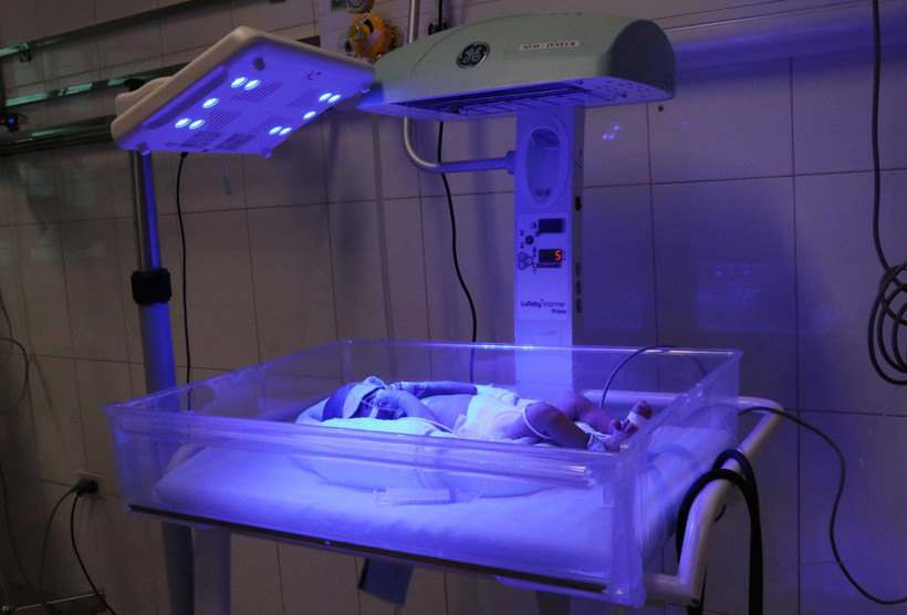 Chăm sóc và điều trị trẻ sơ sinh non yếu tại Khoa sơ sinh, Bệnh viện Sản Nhi tỉnh Bắc Ninh. (Ảnh: Thái Hùng/TTXVN)