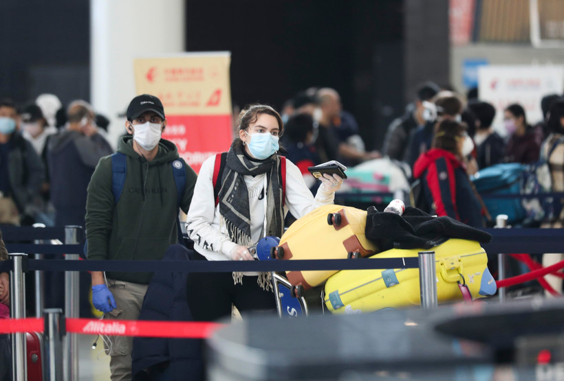 Hành khách tại sân bay quốc tế John F. Kennedy ở New York, Mỹ ngày 13/3/2020. (Ảnh: THX/TTXVN)