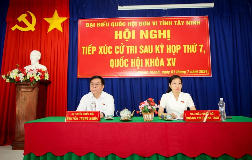 Trưởng Ban Tuyên giáo Trung ương Nguyễn Trọng Nghĩa và bà Hoàng Thị Thanh Thúy chủ trì Hội nghị tiếp xúc cử tri huyện Gò Dầu, tỉnh Tây Ninh. (Ảnh: Giang Phương/TTXVN)