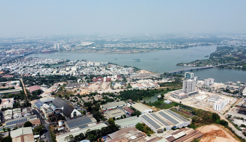 Địa thế Khu công nghiệp Biên Hòa 1 nằm dọc bờ sông Đồng Nai, sát theo Quốc lộ 1 và khu trung tâm thương mại ngã tư Vũng Tàu - vị trí đầu mối quan trọng kết nối các khu chức năng của thành phố Biên Hòa trong tương lai. (Ảnh: Hồng Đạt/TTXVN)